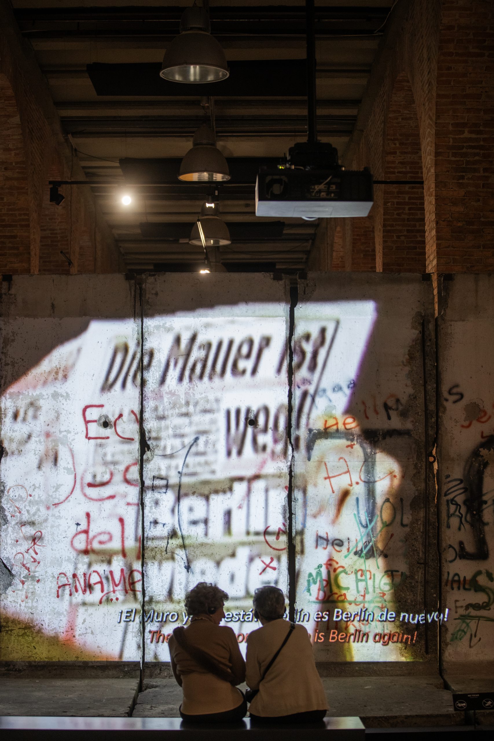 Visitantes en la exposición El Muro de Berlin. Un Mundo Dividido